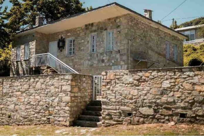 A stone building with a stone wall